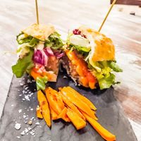 La hamburguesa vegana que no tiene nada que envidiar a otras hamburguesas😉 at Codigos del Arte in Denia