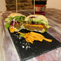 Hamburguesa vegana con cheddar vegano  at Codigos del Arte in Denia