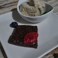 Helado de plátano y pastel de dátiles (creo que le ha llamado así) at Codigos del Arte in Denia