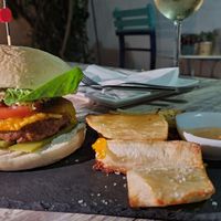 Hamburguesa beyond y yuca at Codigos del Arte in Denia