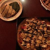 Trio classique de tapas (hummus, végé-pâté et tapenade d'olives) avec pizza La Végane at L'Escalier in Montreal