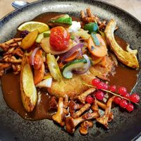 Kartoffelrösti, Pfifferlinge, Avocado, Wokgemüse, vegane Jus at Waldhotel am Notschreipass in Todtnau