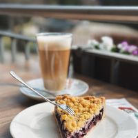 Heidelbeerkuchen & Latte Macchiato mit Hafermilch   at Waldhotel am Notschreipass in Todtnau
