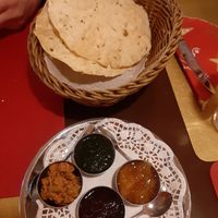 veganes indisches Brot mit Soßen at Boliwood in Erlangen
