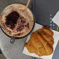 Croissant vegane et cappuccino avec lait végétal at Maison Landemaine - Clichy in Paris