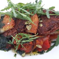 Kartoffel- und Quinoaküchlein auf Ratatouille mit veganem Pesto at IFA Windrose Südstrand in Fehmarn
