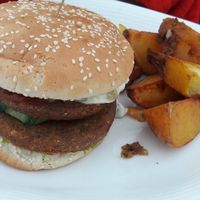 Falafel-Burger und Kartoffelspalten (Avocadoburgersauce leider nicht vegan) at IFA Windrose Südstrand in Fehmarn