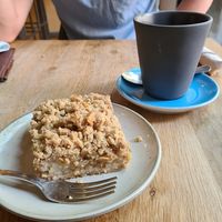 Pear crumble at La Colectiva Cafe in Madrid
