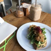 Toast with hummus and onion  at La Colectiva Cafe in Madrid