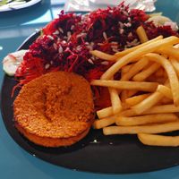 Bela salada completa (pepino, rúcula, beterraba, cenoura, sementes, tomate), hamburguer de quinoa e batatas fritas! at Vegana By Tentúgal in Porto