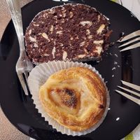 Vegan cakes at Vegana By Tentúgal in Porto