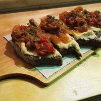 Bruschetta with hummus and roasted vegetables at Condende in Sevilla