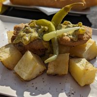Cachopo vegano acompañado de piparras y patatas. at Platea de Almagro in Almagro