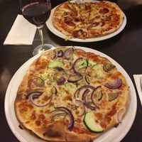 Vegan pizza Leonardo (bottom) and vegan wine   at Novecento in Haarlem