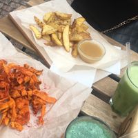 Carrot chips and chunky chips, a spirulina-pineapple smoothie, and a kiwi-spinach smoothie at OM NOM NOM in Lviv