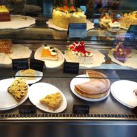 Tortenauswahl, davon zwei vegan gekennzeichnet at Café-Bistro Daheim in Bad Schandau