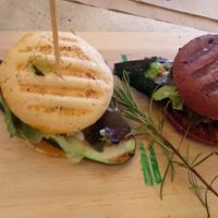 Mini hamburguesas con pan de yuca at La Casa Viva in Tavernes De La Valldigna
