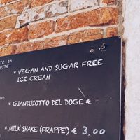 The only hint that there is vegan ice-cream at Gelateria Il Doge in Venice