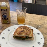 Das Sandwich mit Crispy Tofu und würziger scharfer Sauce sowie Grünzeug und gewärmt immer wieder gerne  at Hello Vegan in Uster