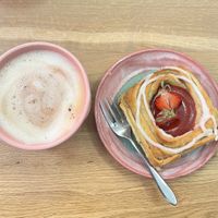 Haferchino und Erdbeerplunder  at Hello Vegan in Uster