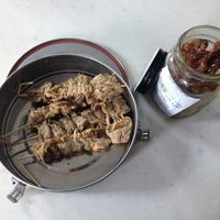 Brochettes à la grecque à tester absolument et général tao ! 
On peut se faire servir avec nos contenants avec un large sourire ! at Herbivores Marche Vegetalien in Montreal