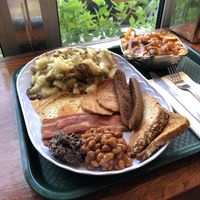 Assiette Méga Déjeuner et Petite poutine régulière at Herbivores Marche Vegetalien in Montreal