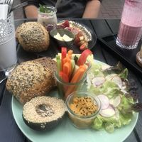 Herzhaftes Frühstück mit veganem Käse  at The Green in Nuremberg