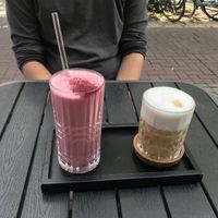 Cashew Raspberry shake und latte macchiato mit Hafer Milch  at The Green in Nuremberg