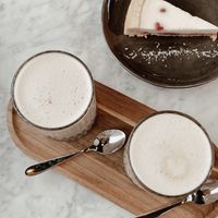 Chai Latte und Kuchen mit veganer Schokolade & Mürbeteig  at The Green in Nuremberg