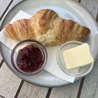 Croissant mit veganer Butter und Marmelade   at The Green in Nuremberg