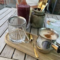 Hinten Protein-Blaubeer-Bananen-Shake, vorne ChaiLatte   at The Green in Nuremberg