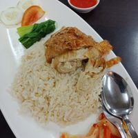 Hainanese chicken rice (SGD 4.50). Very tasty. at Rice House 谷王栈( 粥大王) in Central Singapore