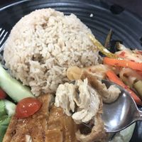 #0002 hainanese chicken rice $4.50 👍🏻 at Rice House 谷王栈( 粥大王) in Central Singapore