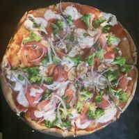 Pizza with broccoli, onion, mushrooms, tomato and vegan cheese 😍 at NaturAle Cusco in Cusco