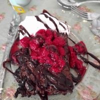 kladdkaka med hallon och kokosgrädde at Ebbas in Lund