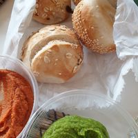 hummus mit brötchen at Farbenfroh in Essen