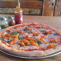 לקחתי תוספות של בצל בטטה ובזיליקום, יש תוספות סופר שוות at Pizza Linga in Haifa