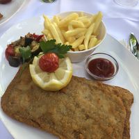 Cordon Bleu with chips and veggies at Laegernstuebli in Boppelsen