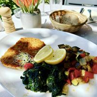 Wiener Schnitzel aus Seitan mit Gemüse   at Laegernstuebli in Boppelsen