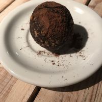 Trufa de cacao, higos, pasta de dátiles y almendras   at Matinatta de Laura Vanelli in Martinez