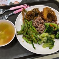 Red rice and veggie sides at Lu Ye Yuan 鹿野苑 in Central Singapore