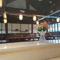 Upstairs seating at Qiānhé Qīngxīn 谦和清心素食 - 温江店 in Chengdu