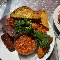 A full vegan (served until 12:00) - tempeh, beans, toast, hashbrowns, scrambled tofu, kale, mushrooms and tomatoes - YUM at Bailgate Deli in Lincoln