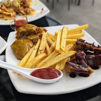 Alitas (wings) with half honey mustard and half BBQ sauce at Fratello Vegan in Cuenca