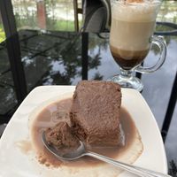 Chocolate cake and cappuccino for a dessert tan rico! #Veganuary at Fratello Vegan in Cuenca