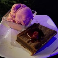 Strawberry Icecream with brownie at Fratello Vegan in Cuenca