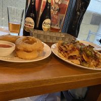 Cider, onion rings and nachos   at Hobgoblin - Shibuya in Tokyo