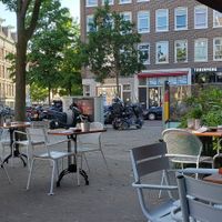 Outdoor seating at Morris and Bella in Amsterdam