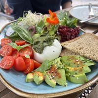 Mozzarela and vegetables with avocado  at S'Hortet in Mallorca