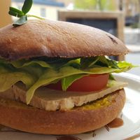 Délicieux burger végé avec pain brioché at Les Gourmandises Louca  in Quebec